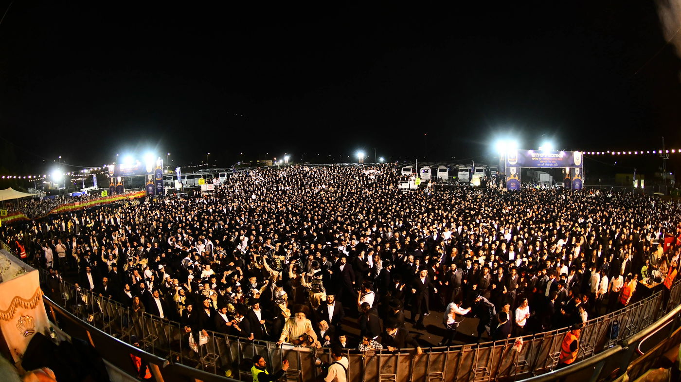 האדמו"ר מתולדות אברהם יצחק בהדלקה ל"ג בעומר
