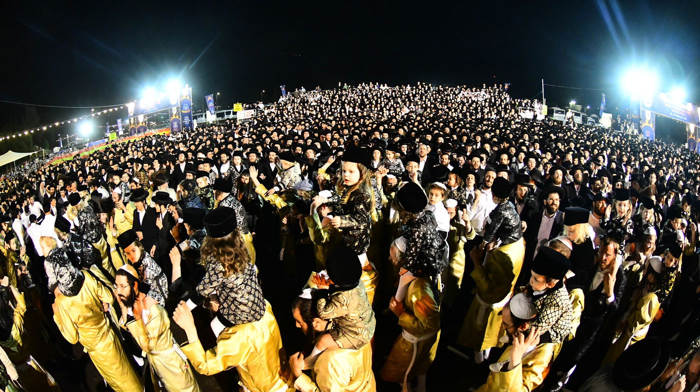 האדמו"ר מתולדות אברהם יצחק בהדלקה ל"ג בעומר