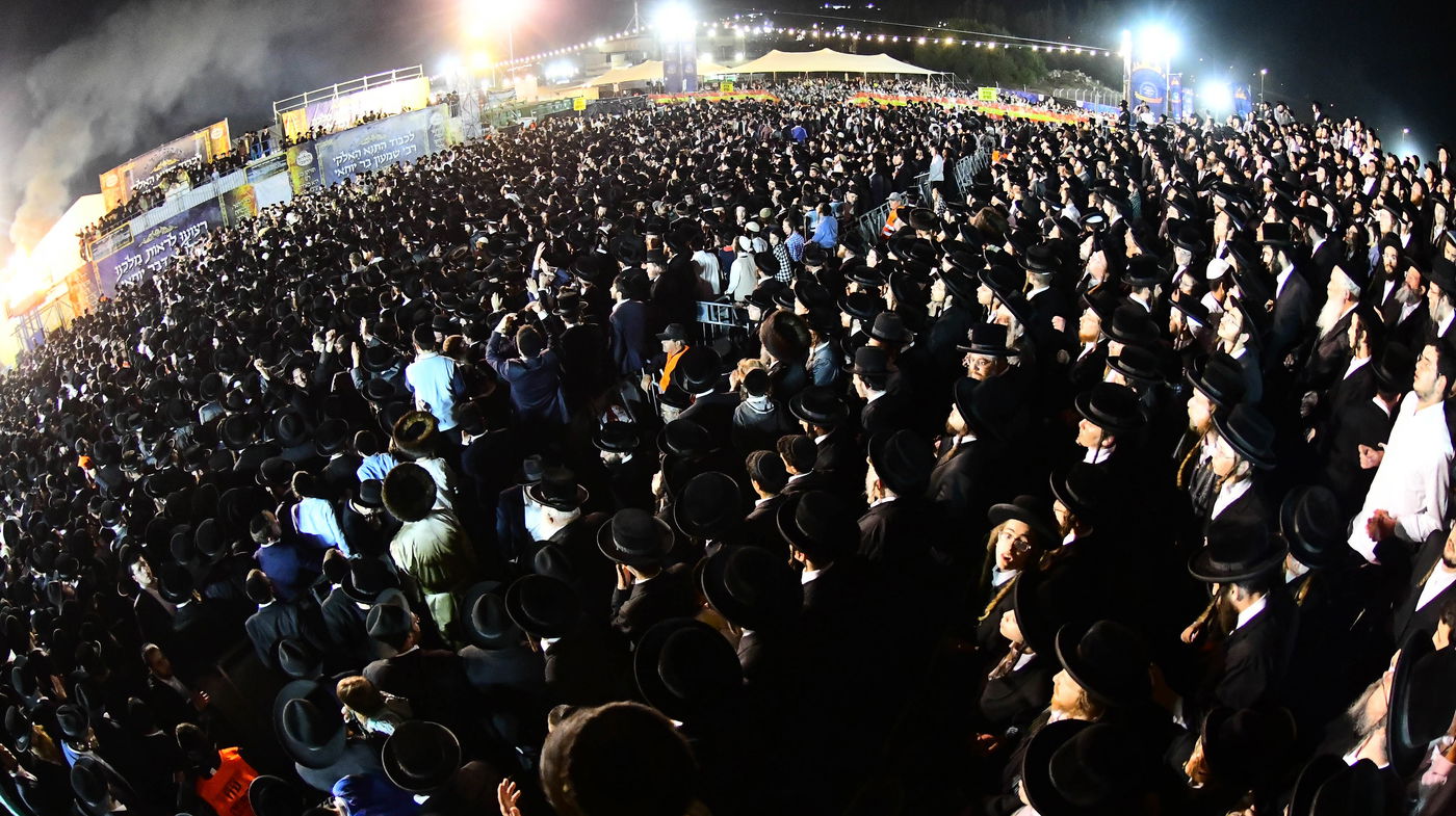 האדמו"ר מתולדות אברהם יצחק בהדלקה ל"ג בעומר