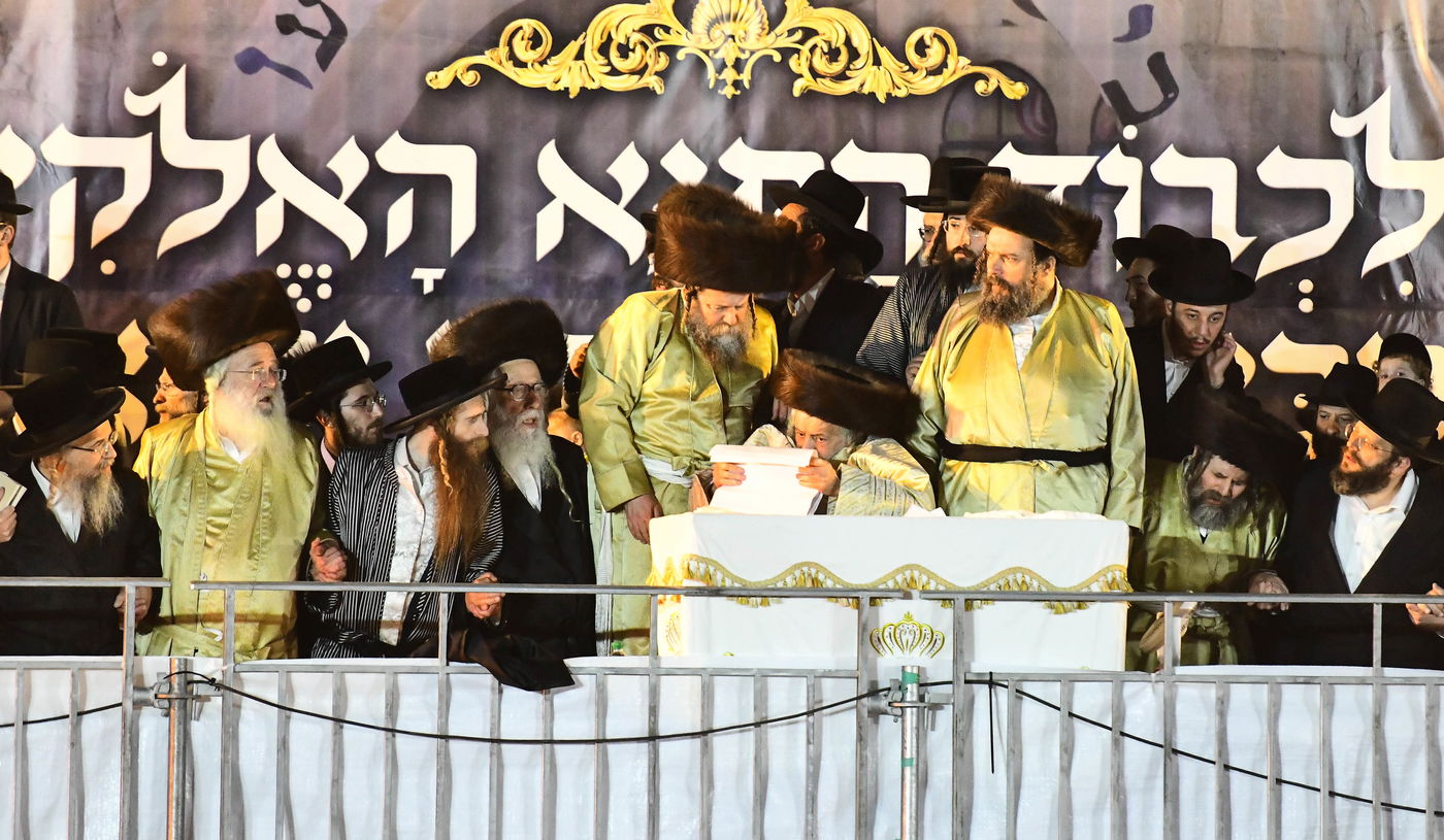 האדמו"ר מתולדות אברהם יצחק בהדלקה ל"ג בעומר