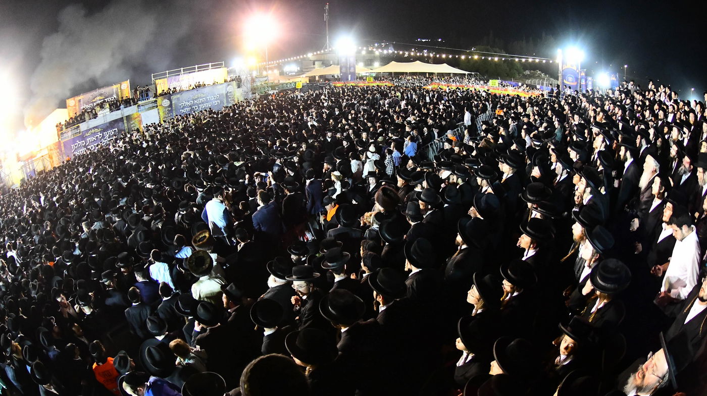 האדמו"ר מתולדות אברהם יצחק בהדלקה ל"ג בעומר