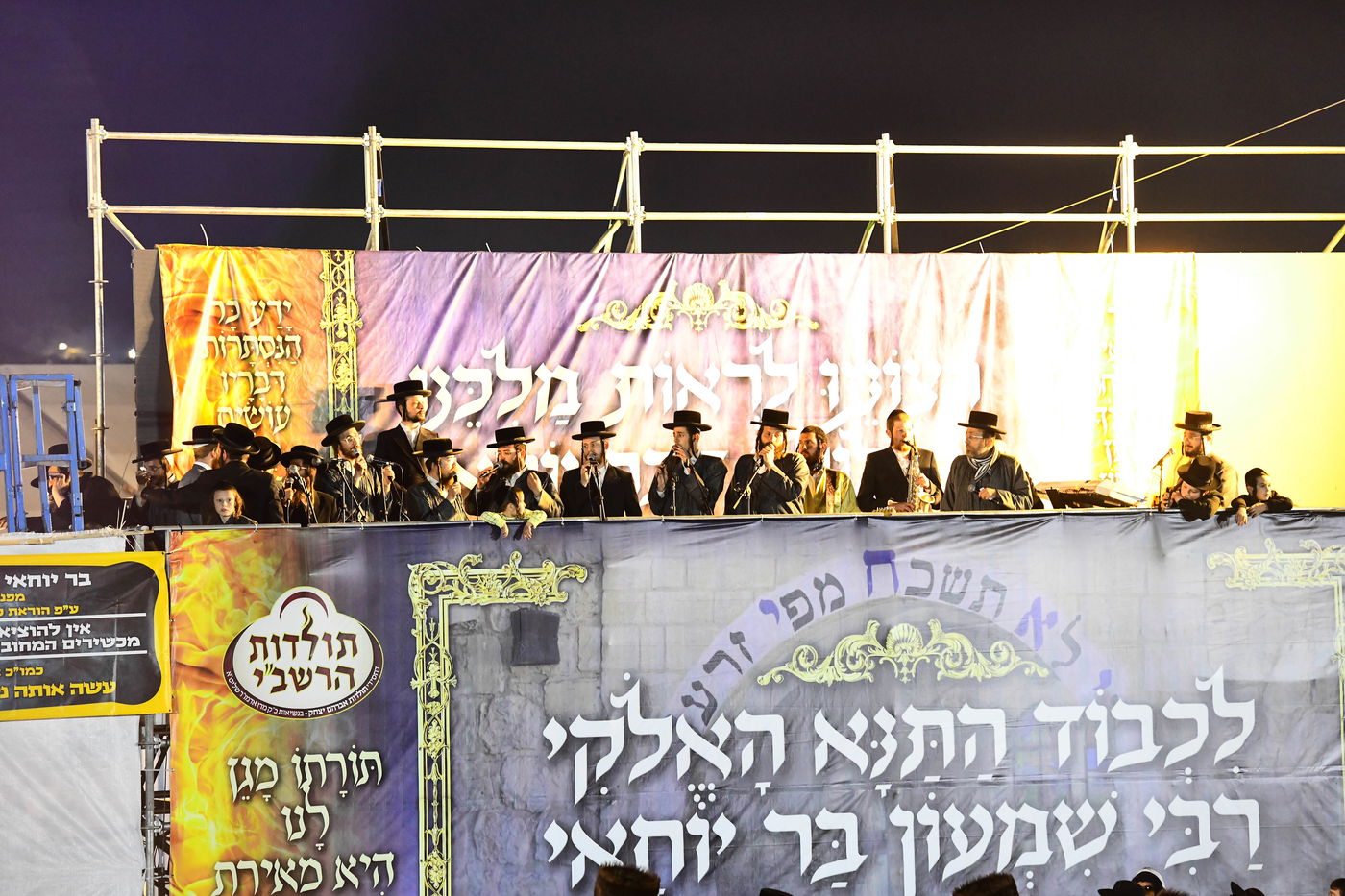 האדמו"ר מתולדות אברהם יצחק בהדלקה ל"ג בעומר