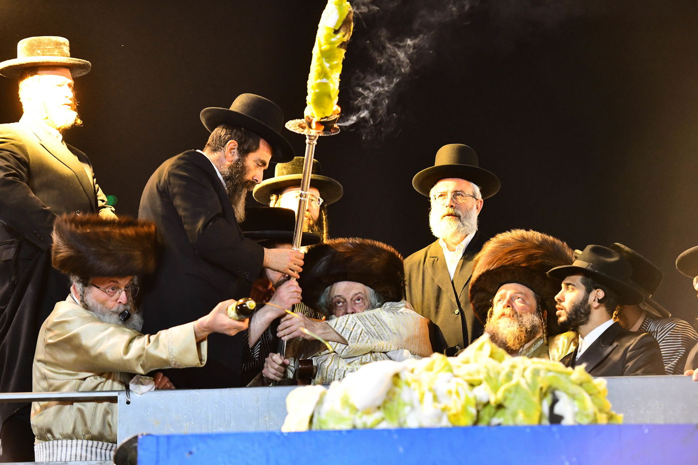 האדמו"ר מתולדות אברהם יצחק בהדלקה ל"ג בעומר