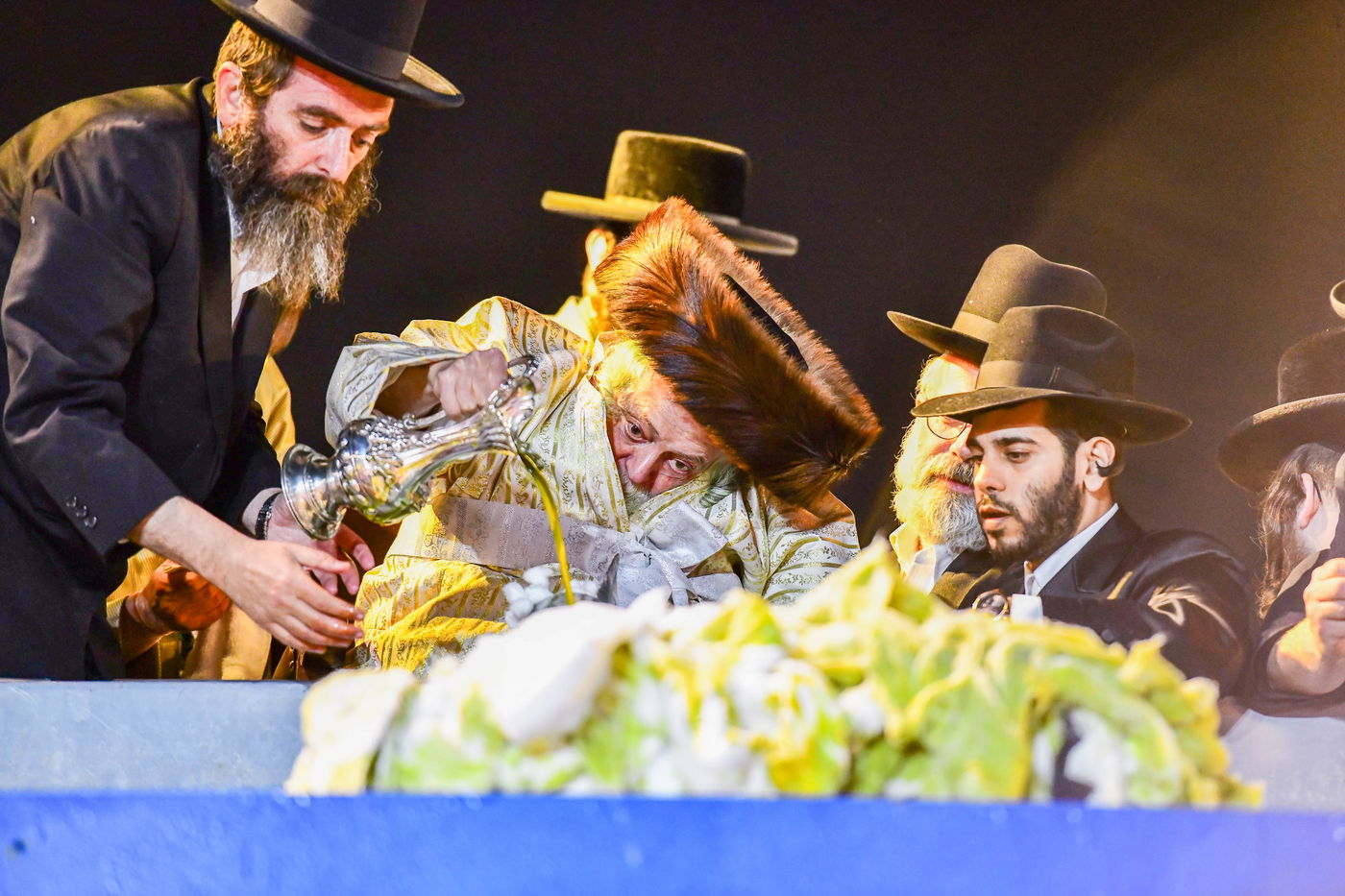 האדמו"ר מתולדות אברהם יצחק בהדלקה ל"ג בעומר