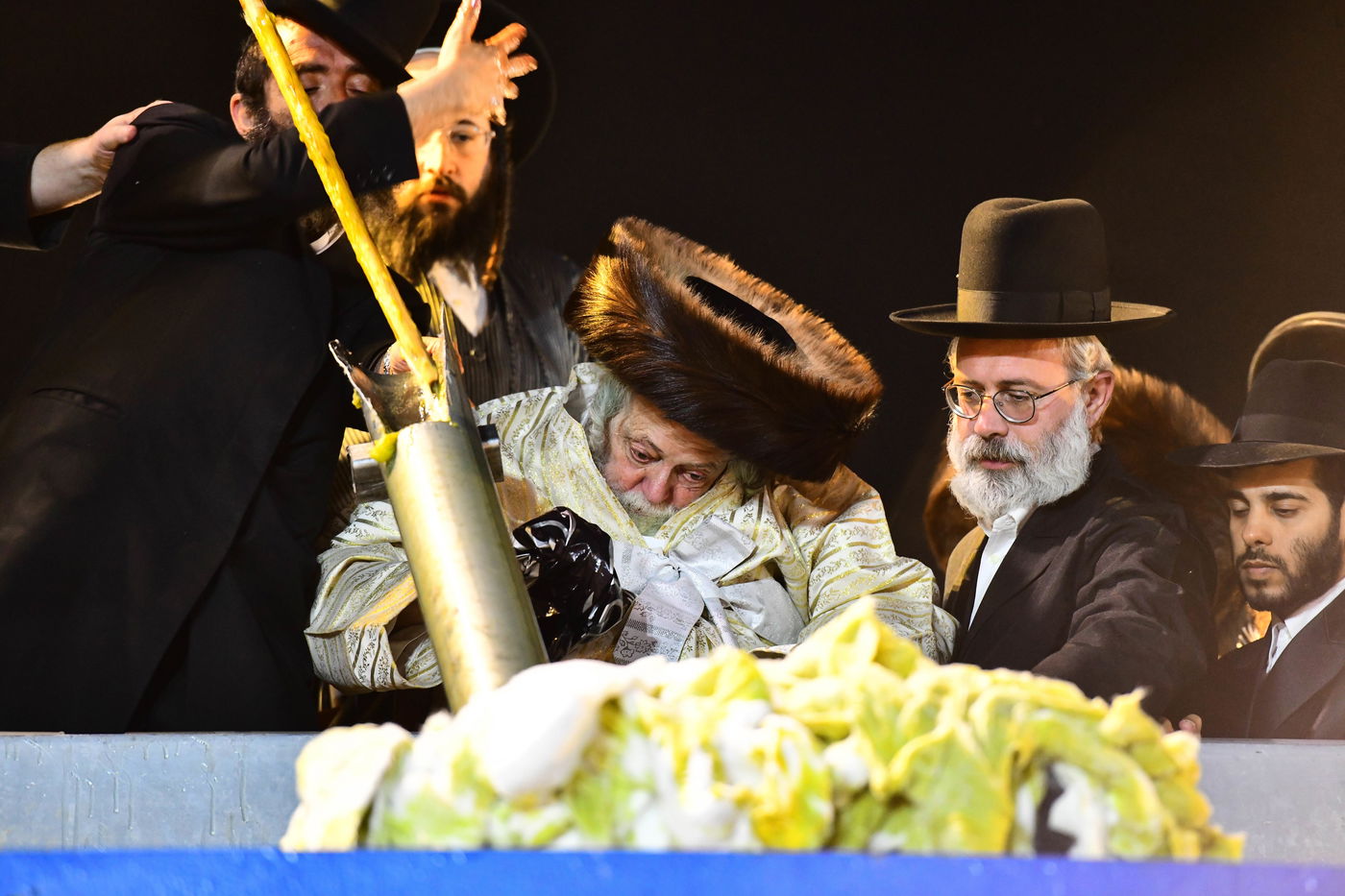 האדמו"ר מתולדות אברהם יצחק בהדלקה ל"ג בעומר