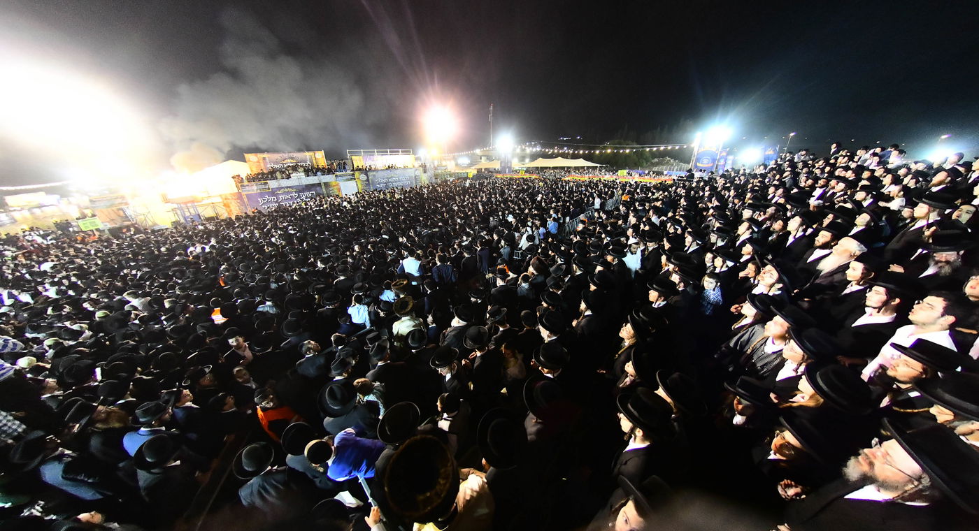 האדמו"ר מתולדות אברהם יצחק בהדלקה ל"ג בעומר