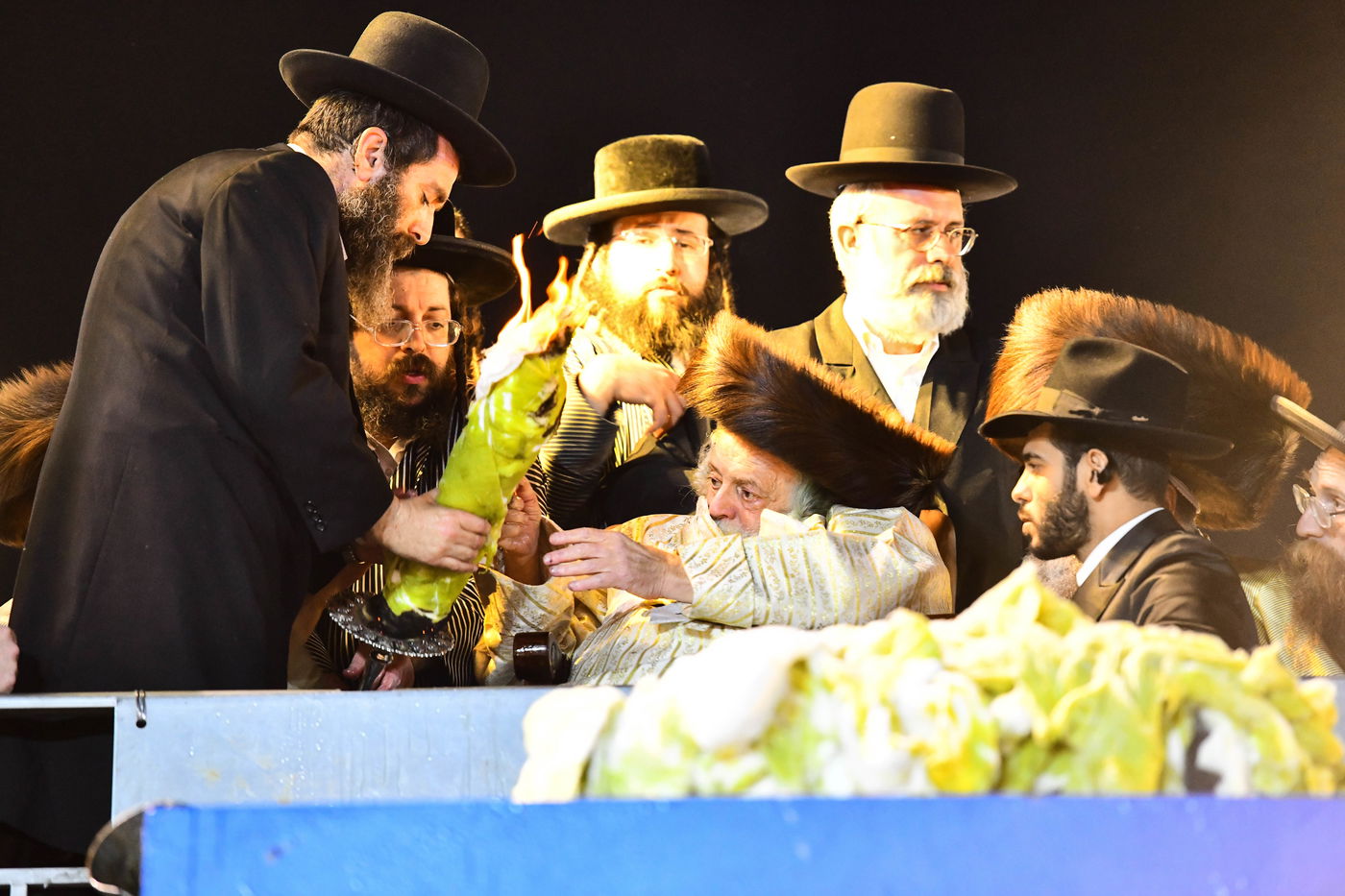 האדמו"ר מתולדות אברהם יצחק בהדלקה ל"ג בעומר