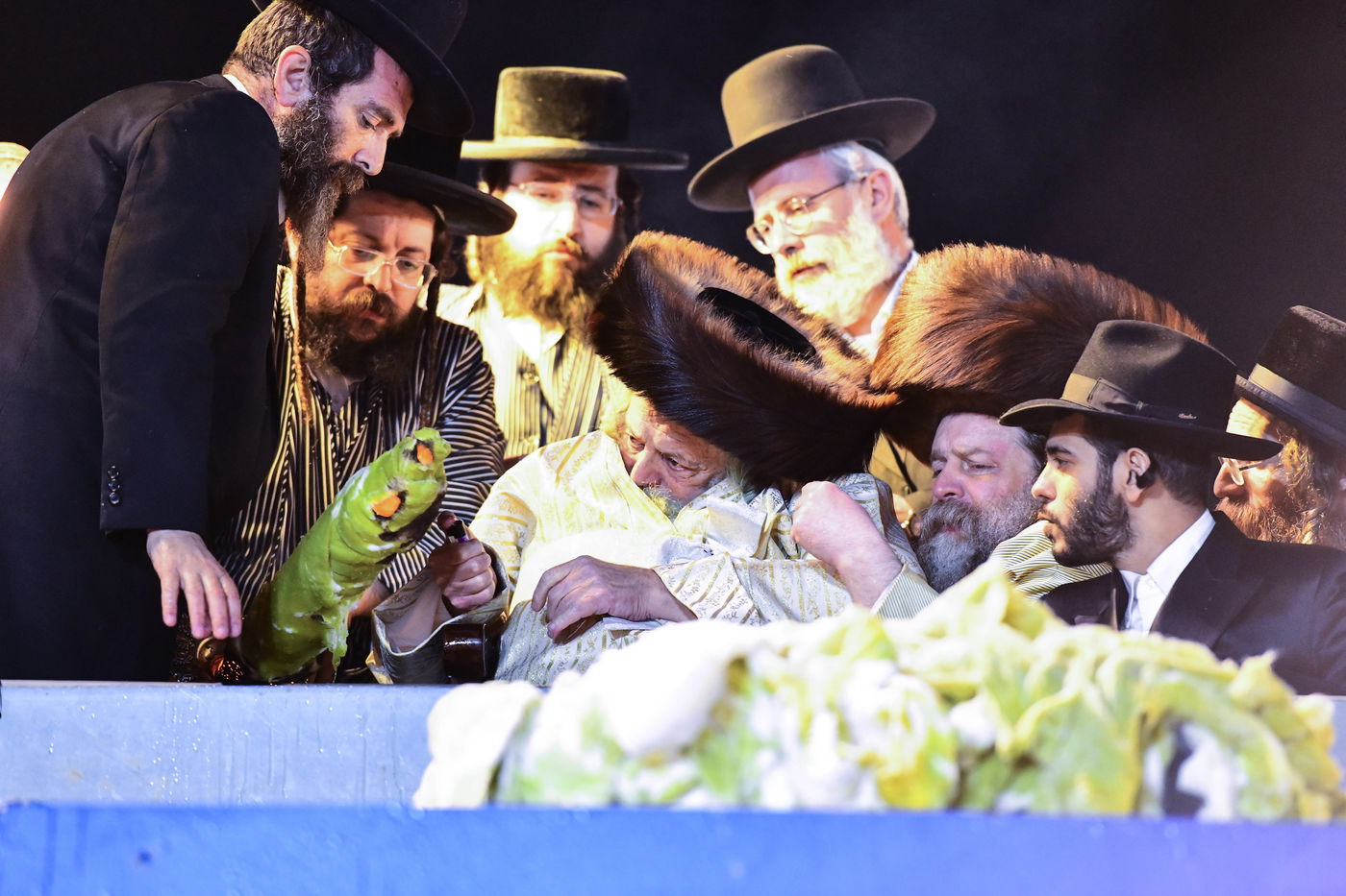 האדמו"ר מתולדות אברהם יצחק בהדלקה ל"ג בעומר