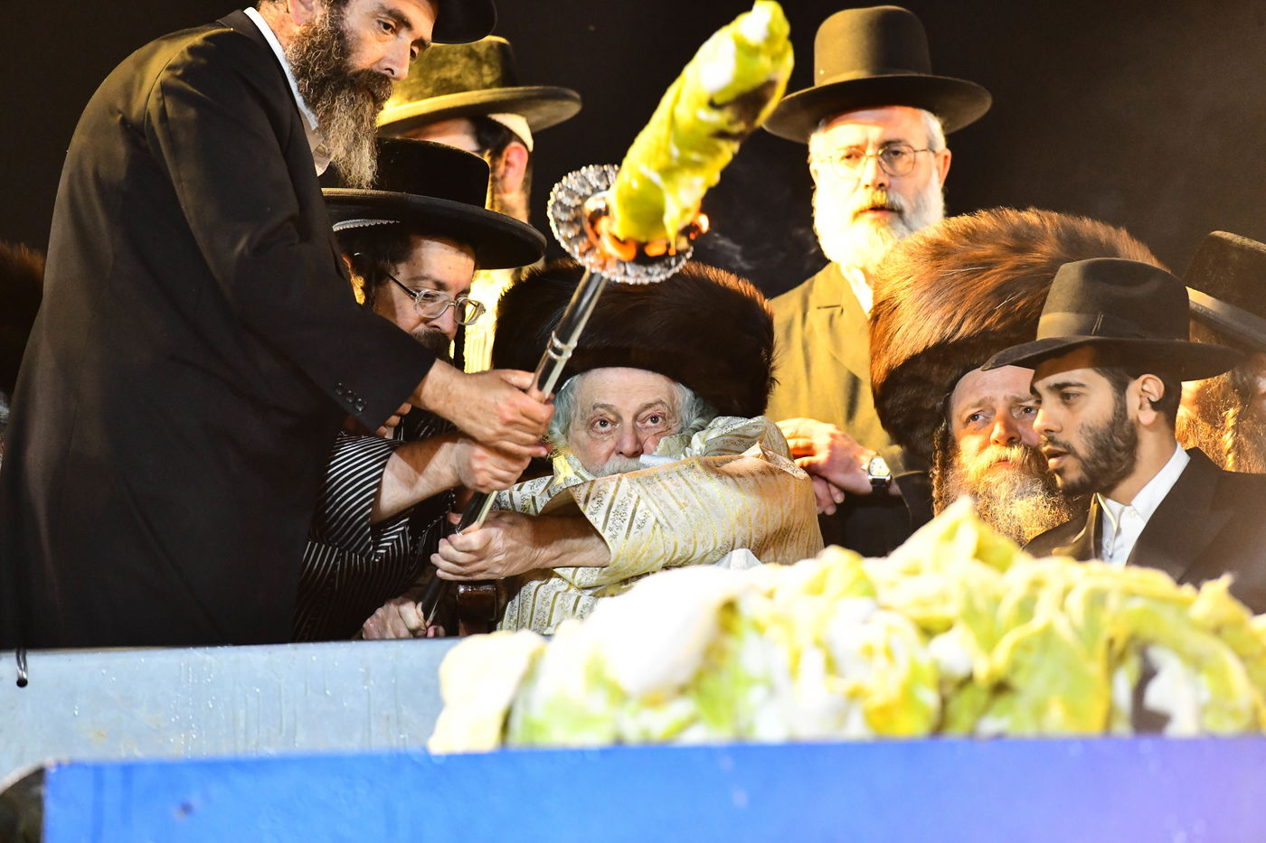 האדמו"ר מתולדות אברהם יצחק בהדלקה ל"ג בעומר