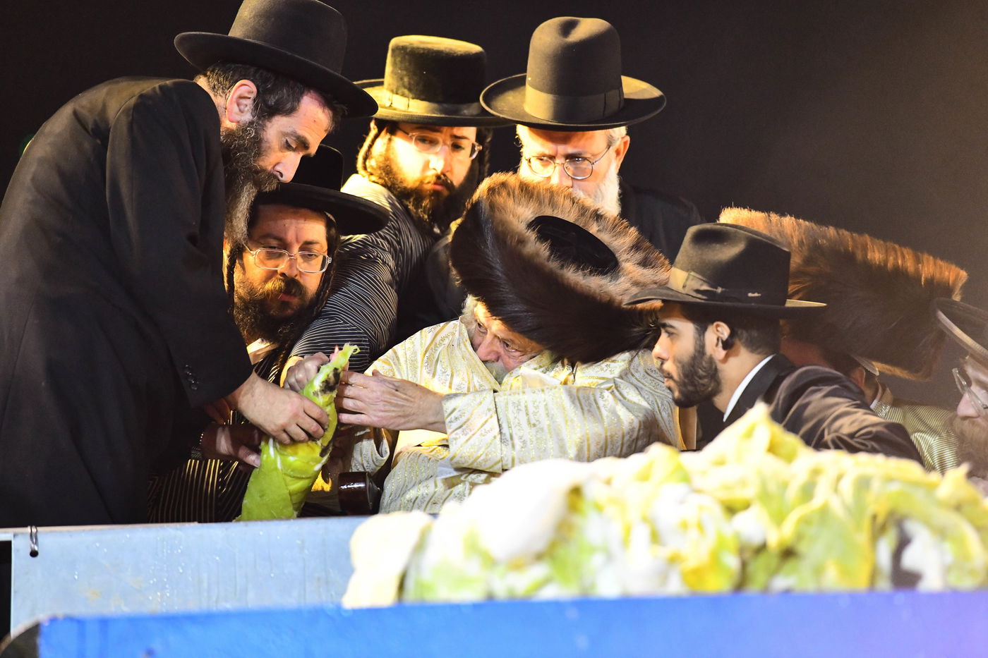 האדמו"ר מתולדות אברהם יצחק בהדלקה ל"ג בעומר