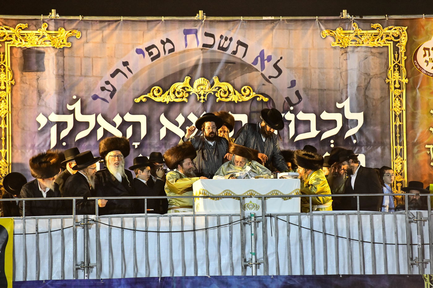 האדמו"ר מתולדות אברהם יצחק בהדלקה ל"ג בעומר