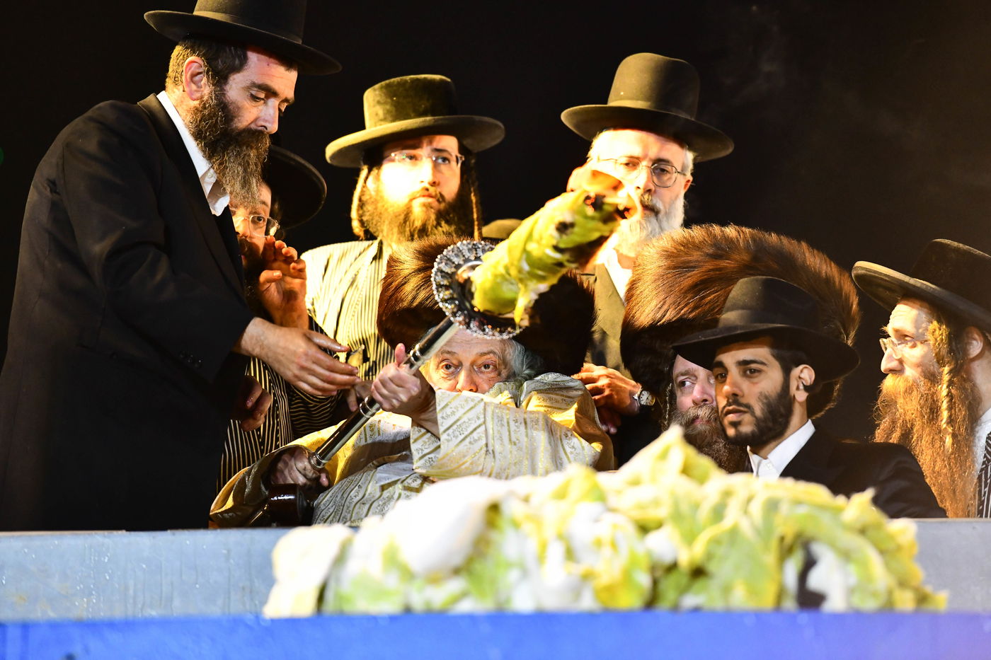 האדמו"ר מתולדות אברהם יצחק בהדלקה ל"ג בעומר