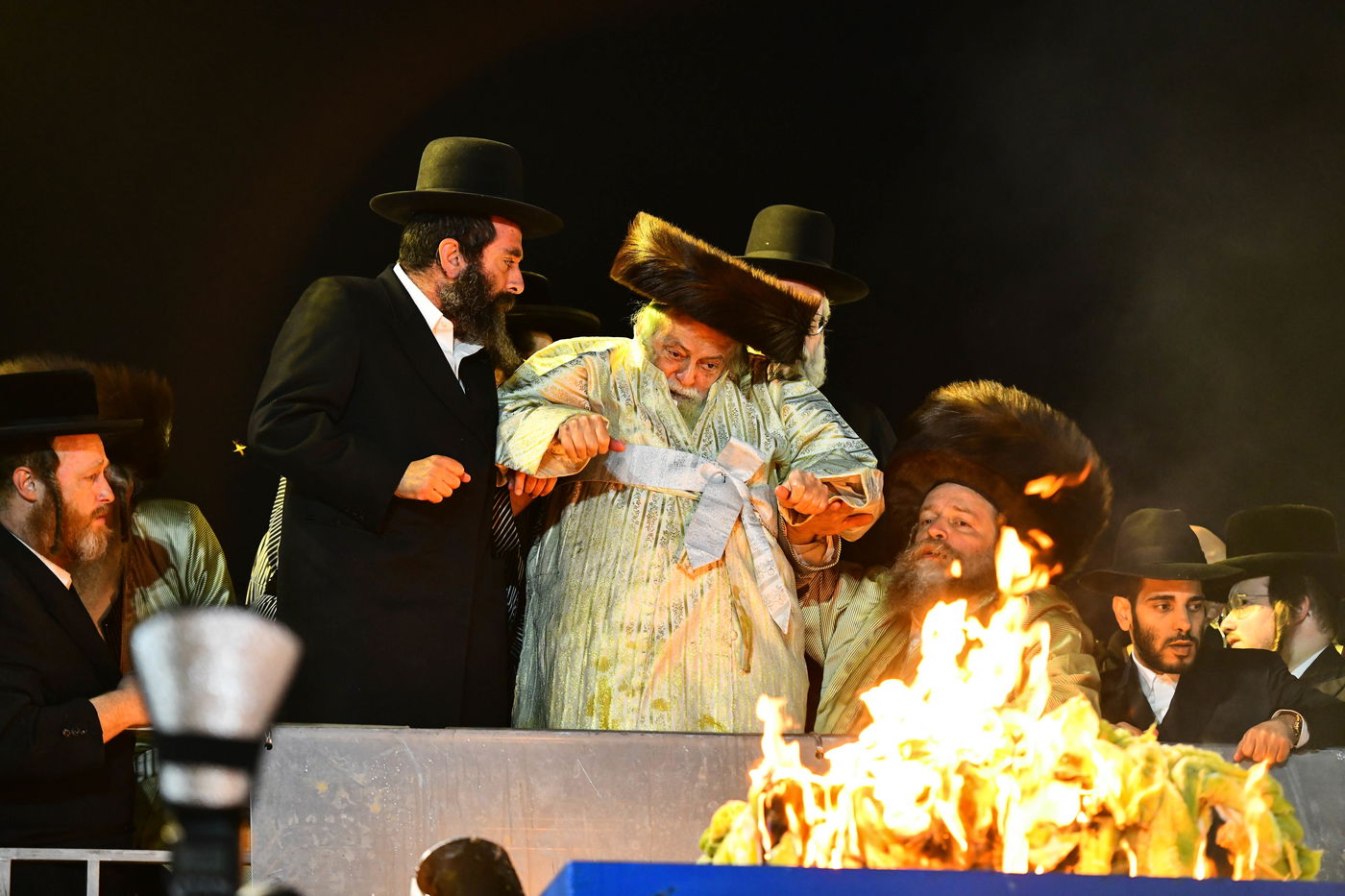 האדמו"ר מתולדות אברהם יצחק בהדלקה ל"ג בעומר