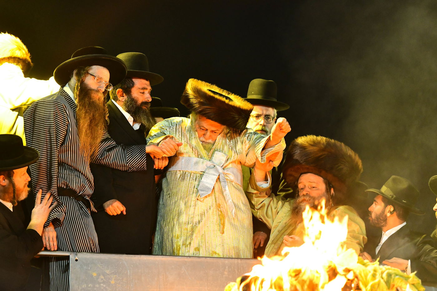 האדמו"ר מתולדות אברהם יצחק בהדלקה ל"ג בעומר