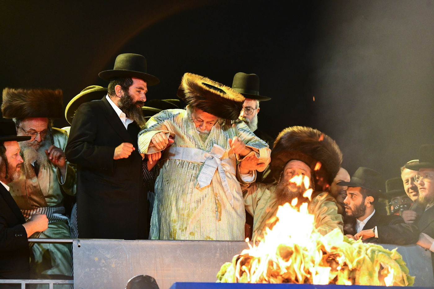 האדמו"ר מתולדות אברהם יצחק בהדלקה ל"ג בעומר