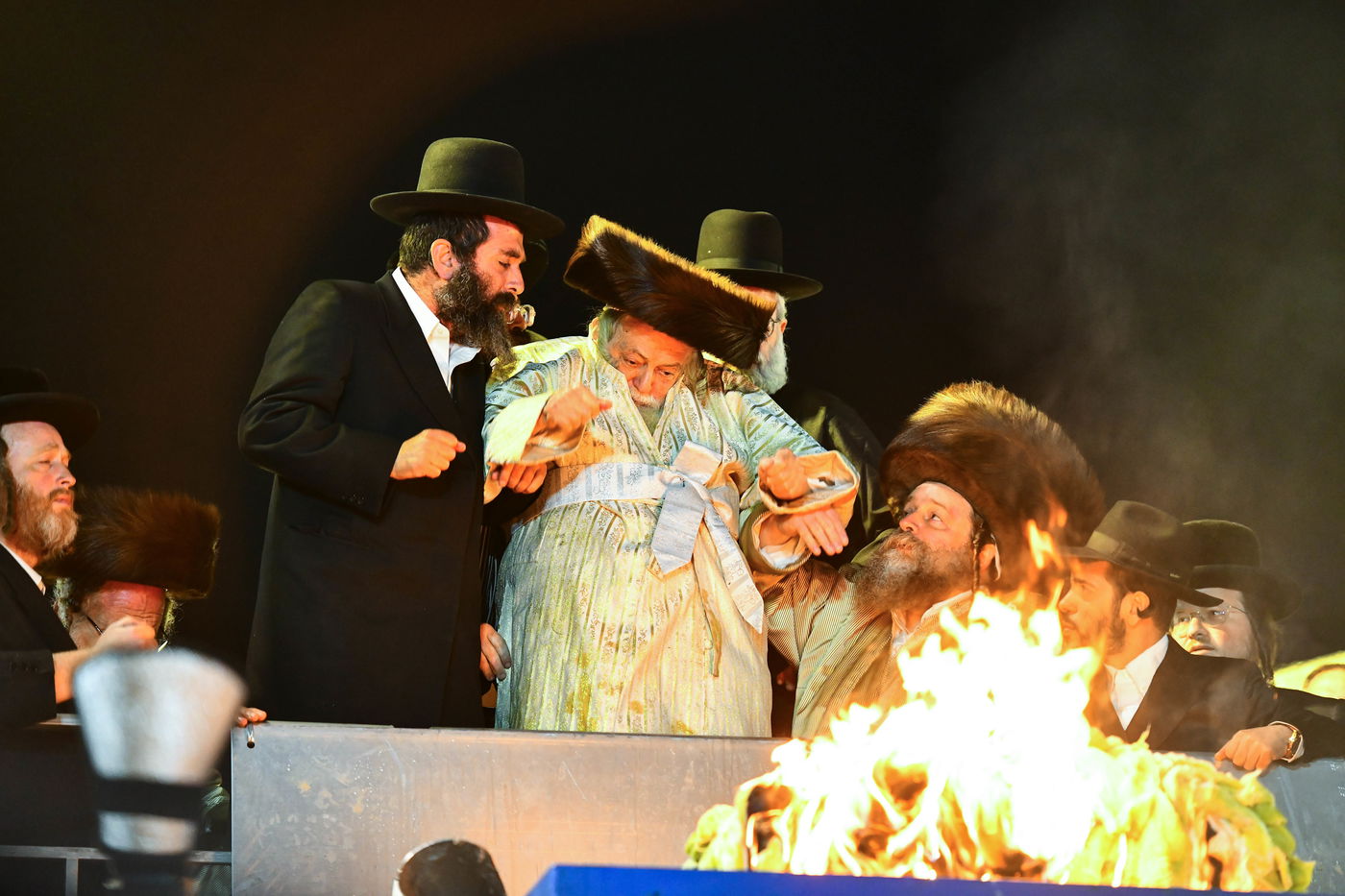 האדמו"ר מתולדות אברהם יצחק בהדלקה ל"ג בעומר