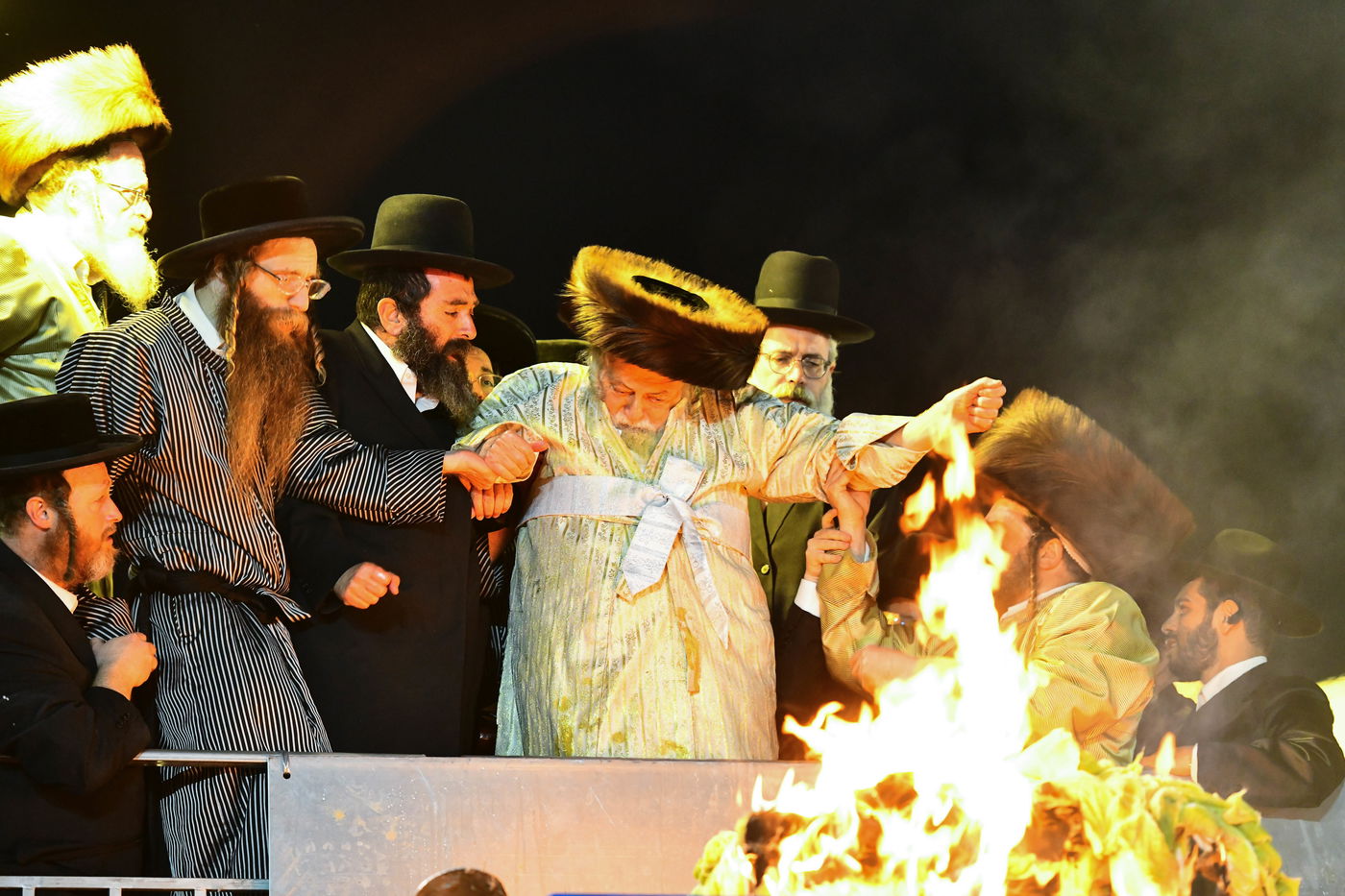 האדמו"ר מתולדות אברהם יצחק בהדלקה ל"ג בעומר