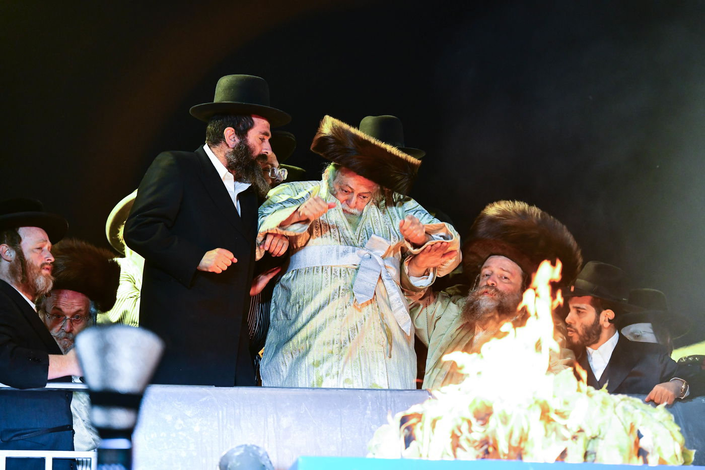 האדמו"ר מתולדות אברהם יצחק בהדלקה ל"ג בעומר