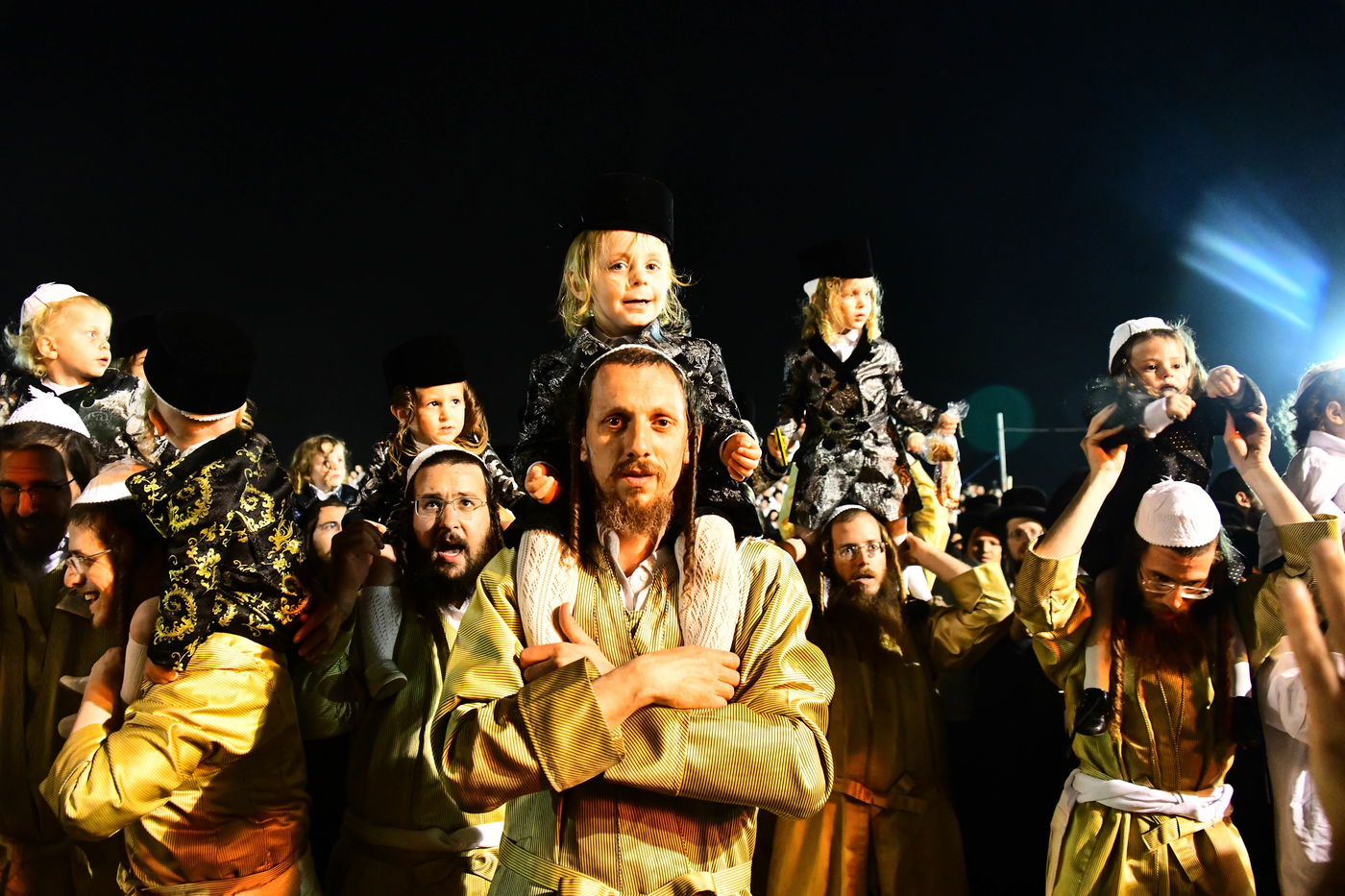 האדמו"ר מתולדות אברהם יצחק בהדלקה ל"ג בעומר