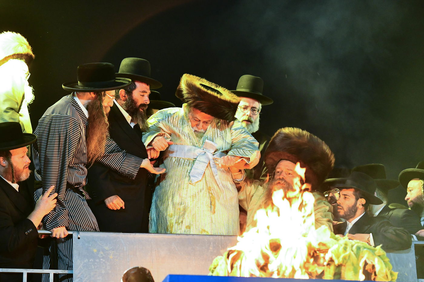 האדמו"ר מתולדות אברהם יצחק בהדלקה ל"ג בעומר