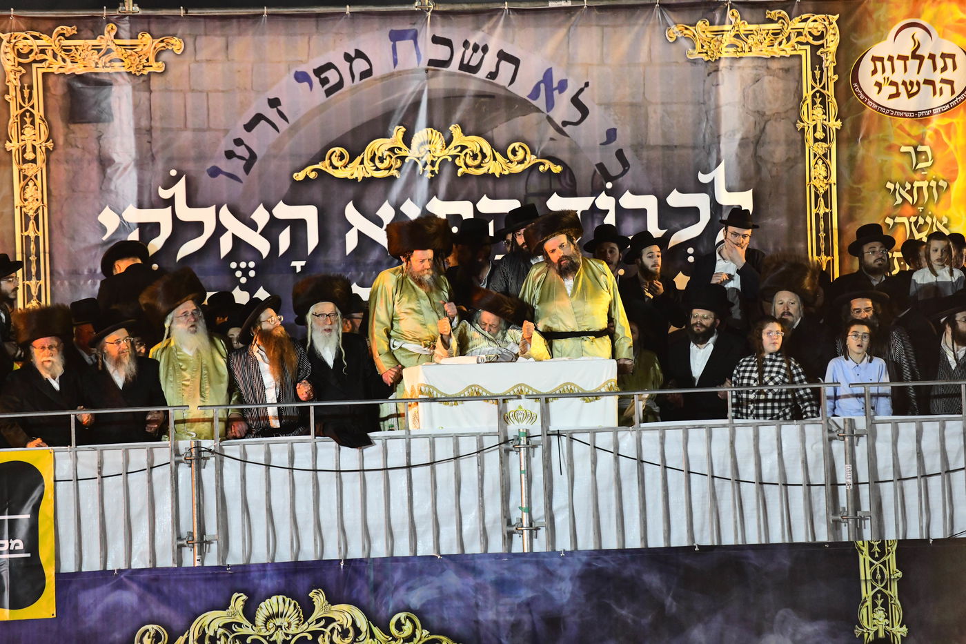 האדמו"ר מתולדות אברהם יצחק בהדלקה ל"ג בעומר