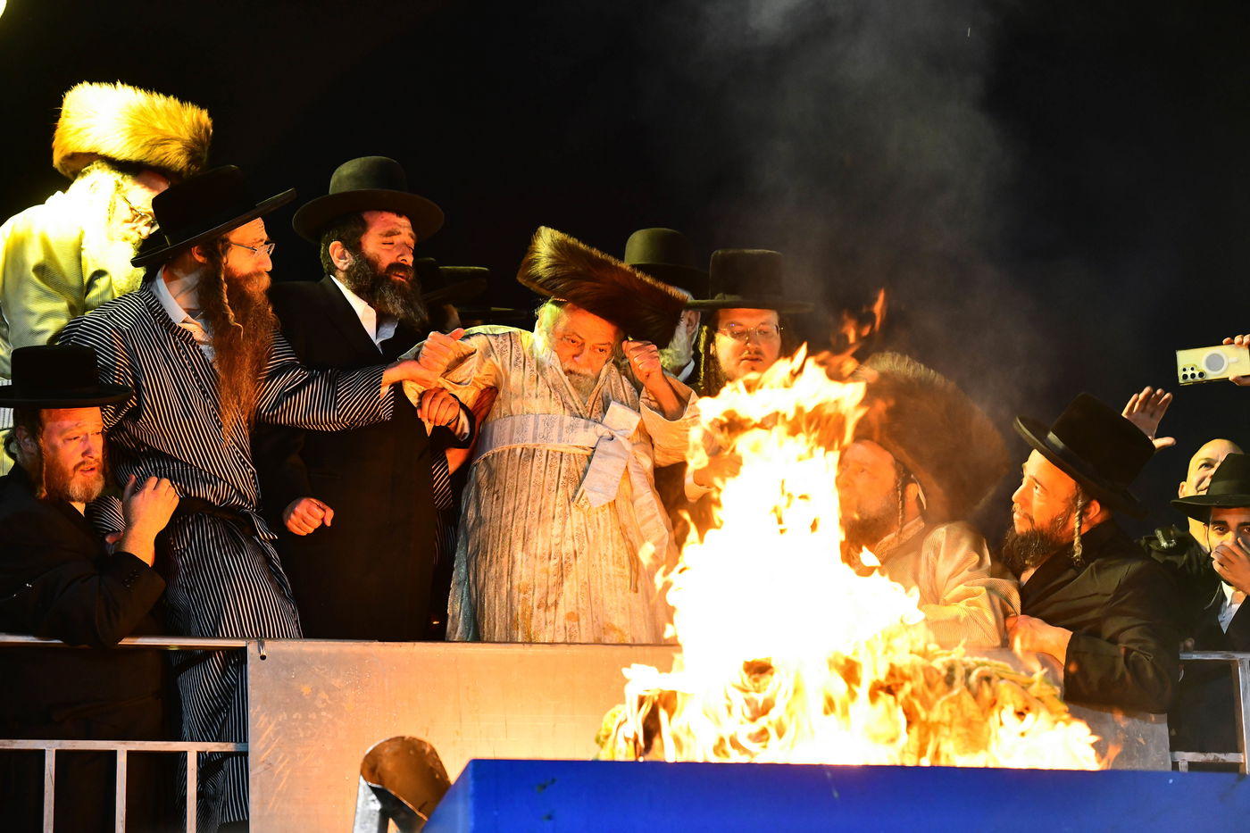 האדמו"ר מתולדות אברהם יצחק בהדלקה ל"ג בעומר