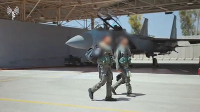 צועדים למטוס: כך נראו ההכנות למתקפה נגד החות'ים 