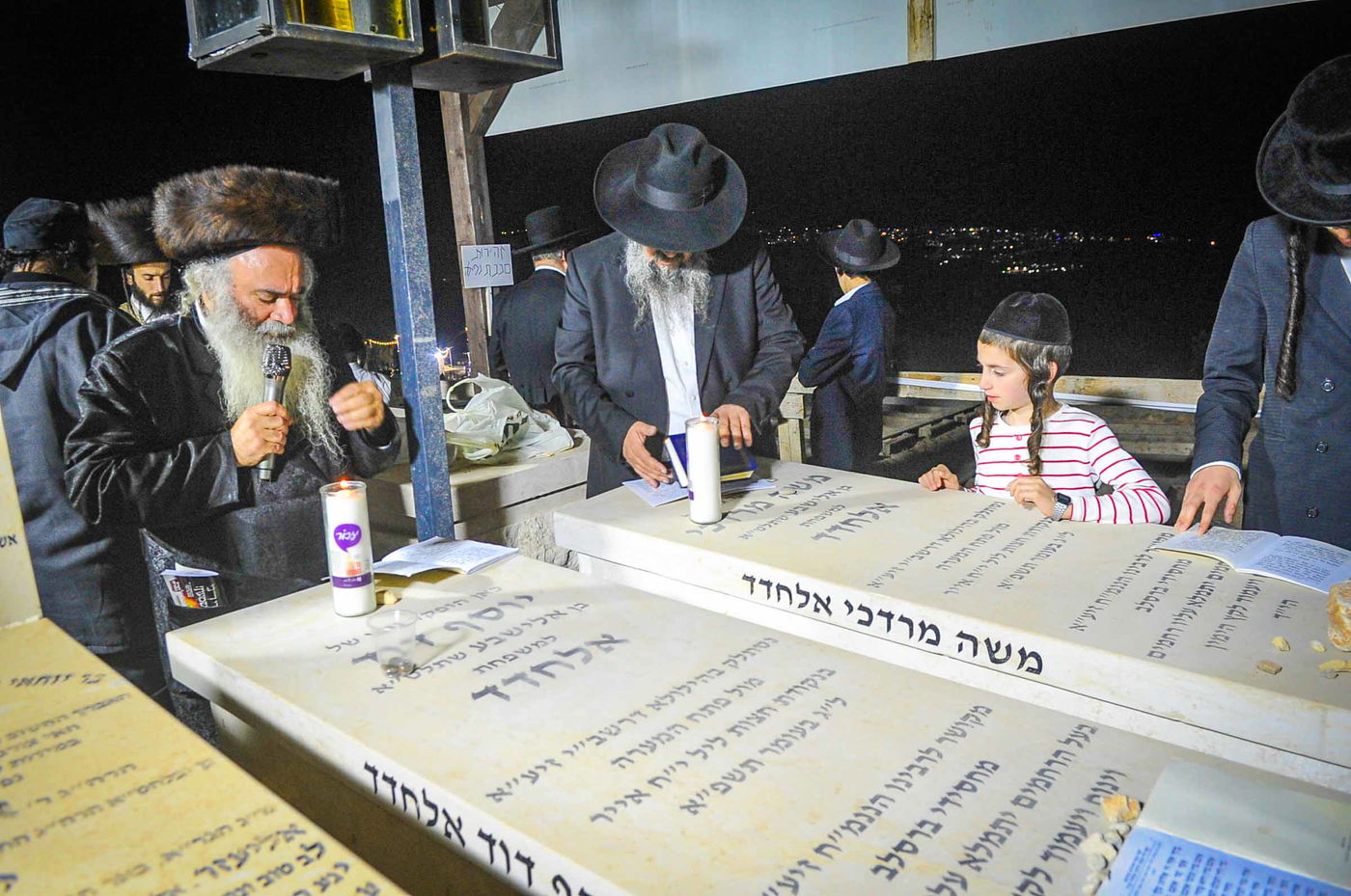 משפחת אלחדד בעליה לקבר בניהם במירון