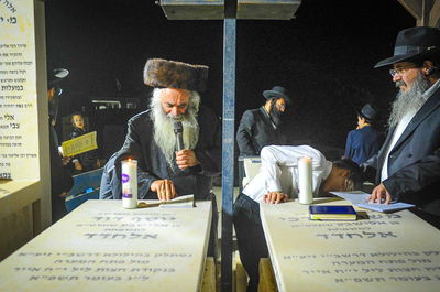 משפחת אלחדד בעליה לקבר בניהם במירון