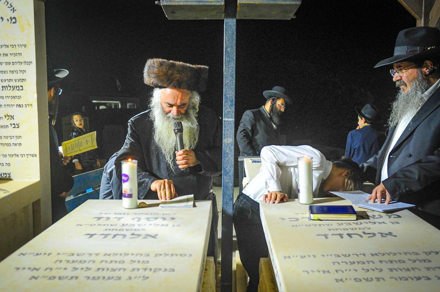משפחת אלחדד בעליה לקבר בניהם במירון