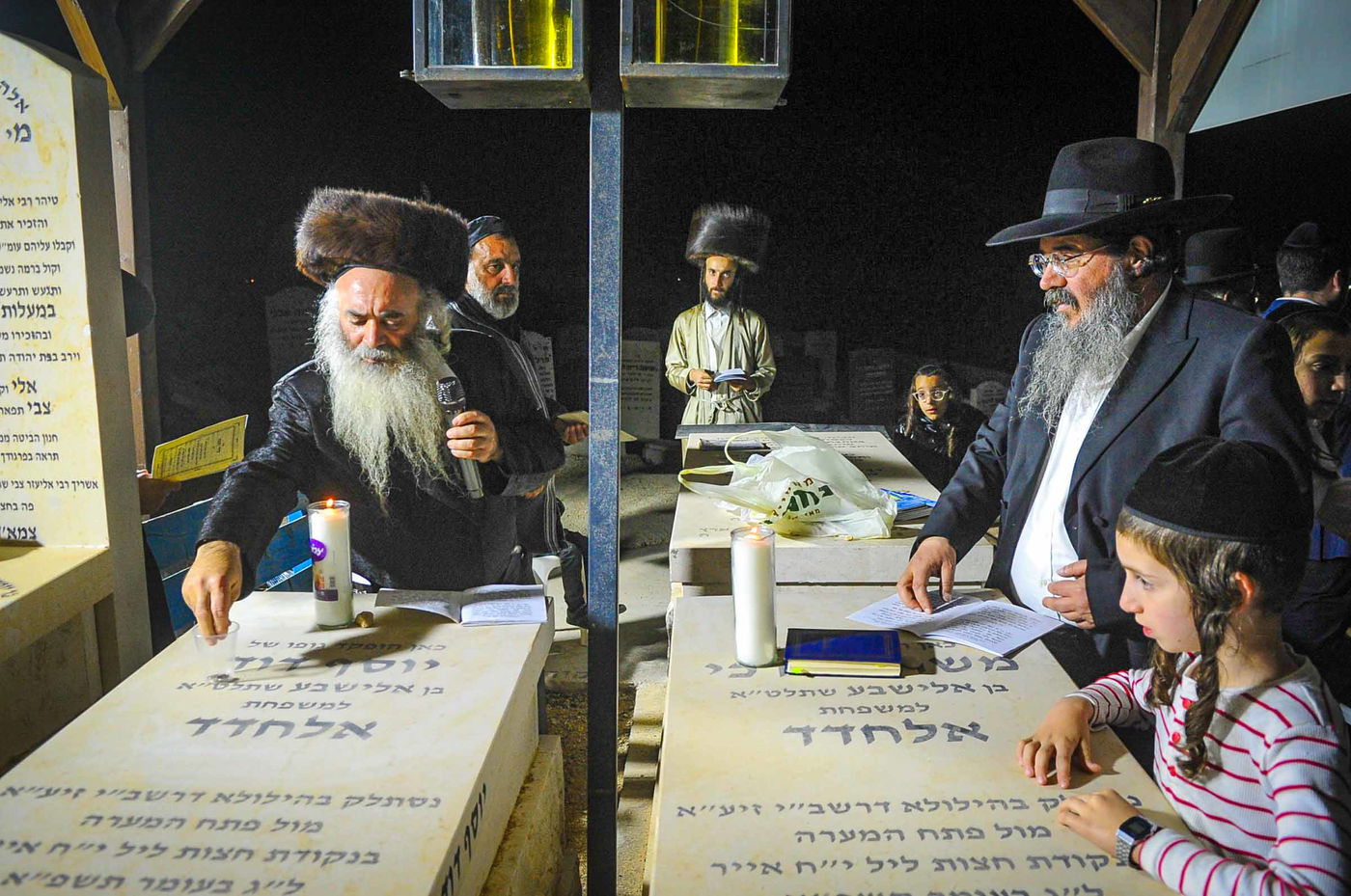 משפחת אלחדד בעליה לקבר בניהם במירון