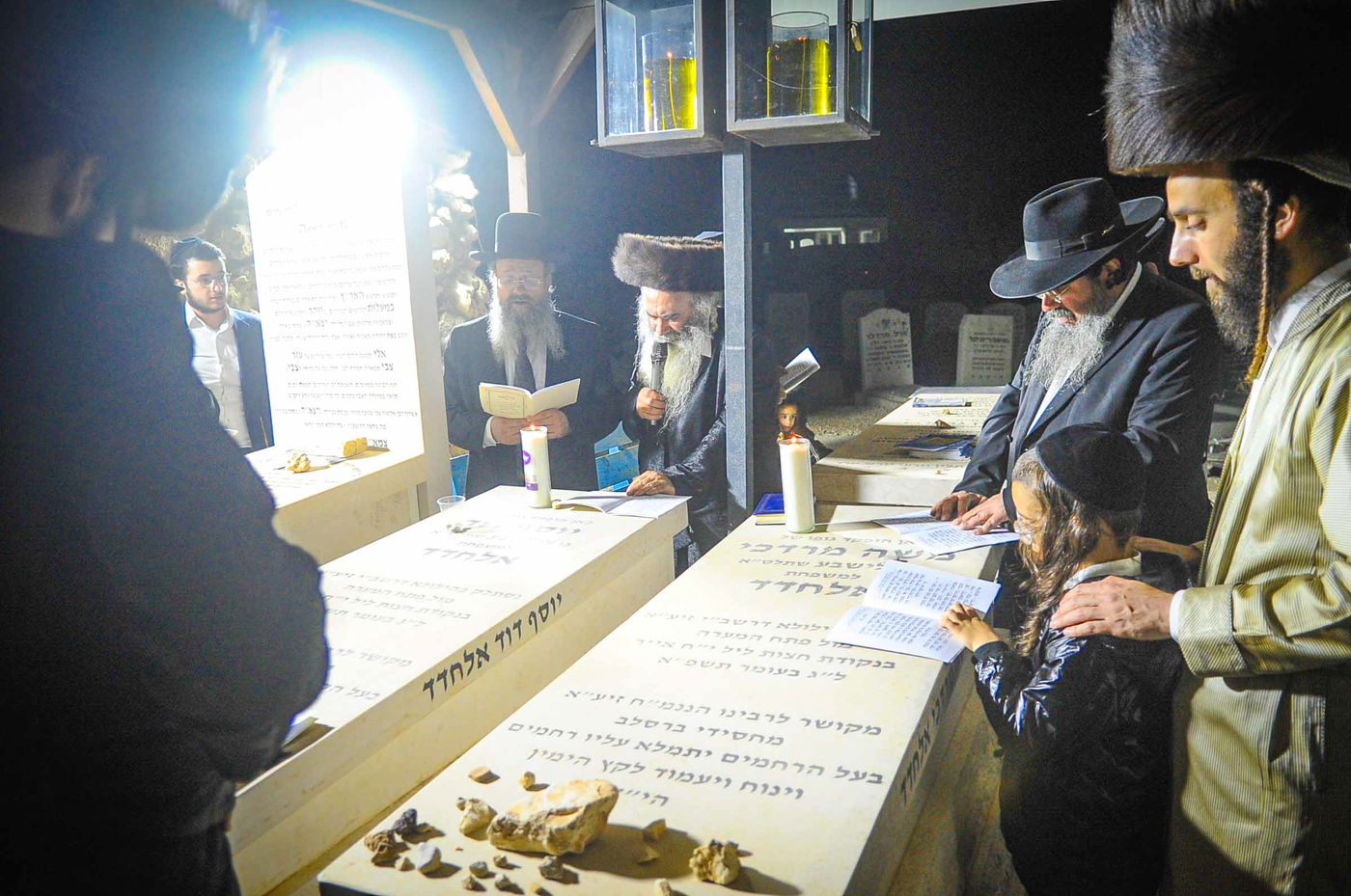 משפחת אלחדד בעליה לקבר בניהם במירון