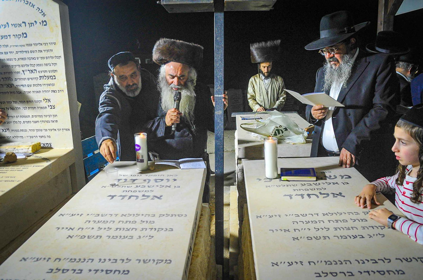 משפחת אלחדד בעליה לקבר בניהם במירון