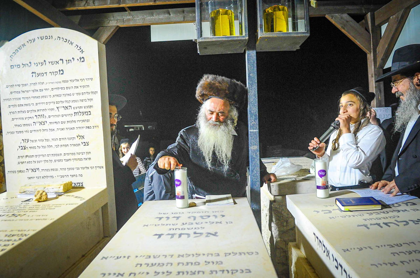 משפחת אלחדד בעליה לקבר בניהם במירון