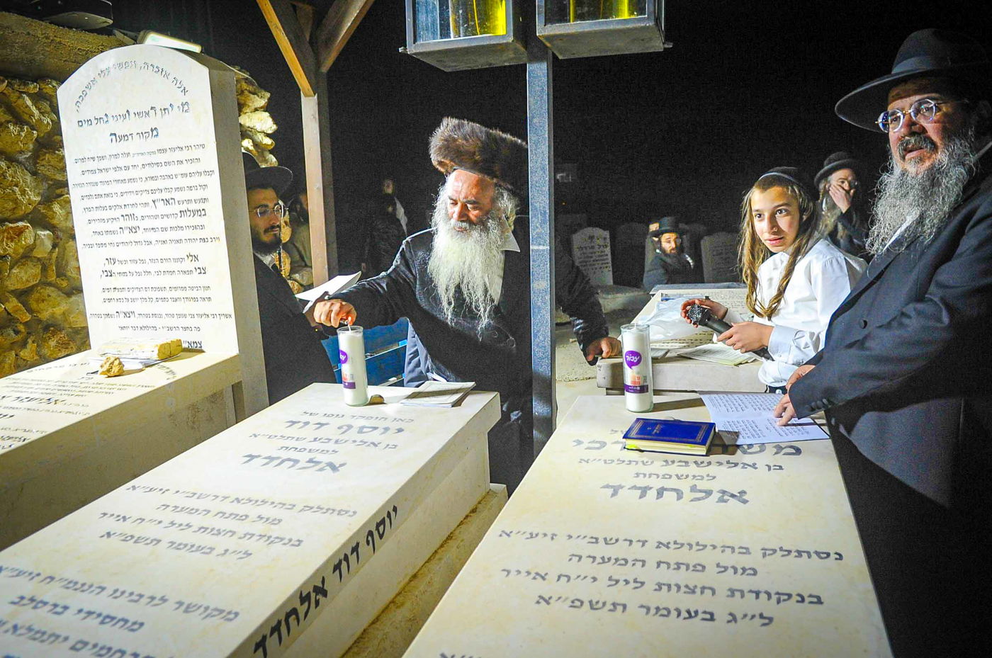 משפחת אלחדד בעליה לקבר בניהם במירון