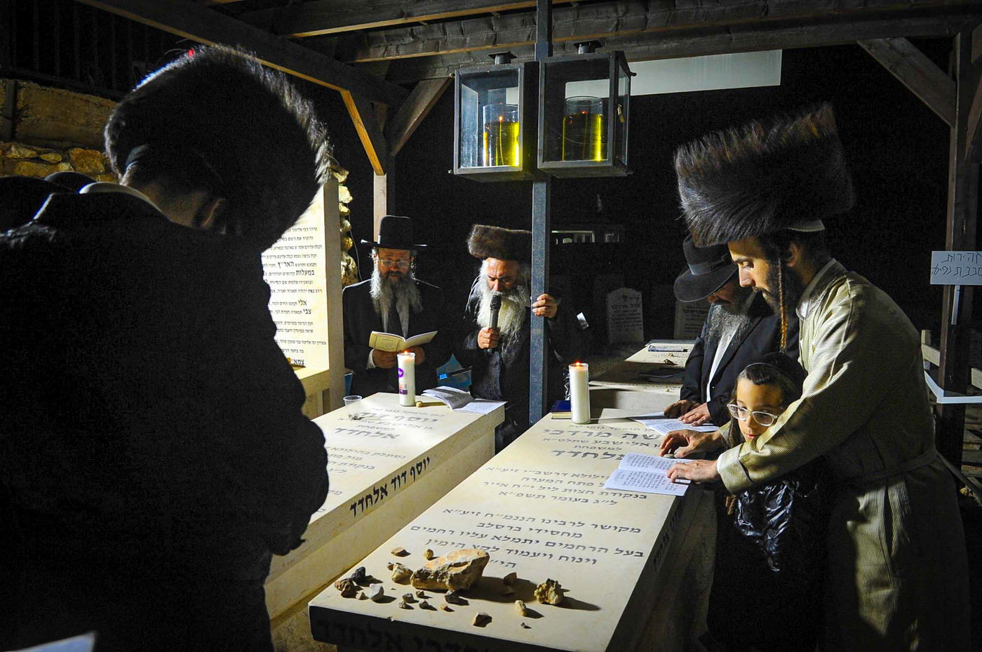 משפחת אלחדד בעליה לקבר בניהם במירון