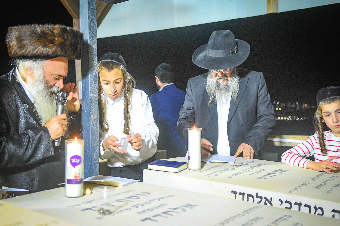 משפחת אלחדד בעליה לקבר בניהם במירון