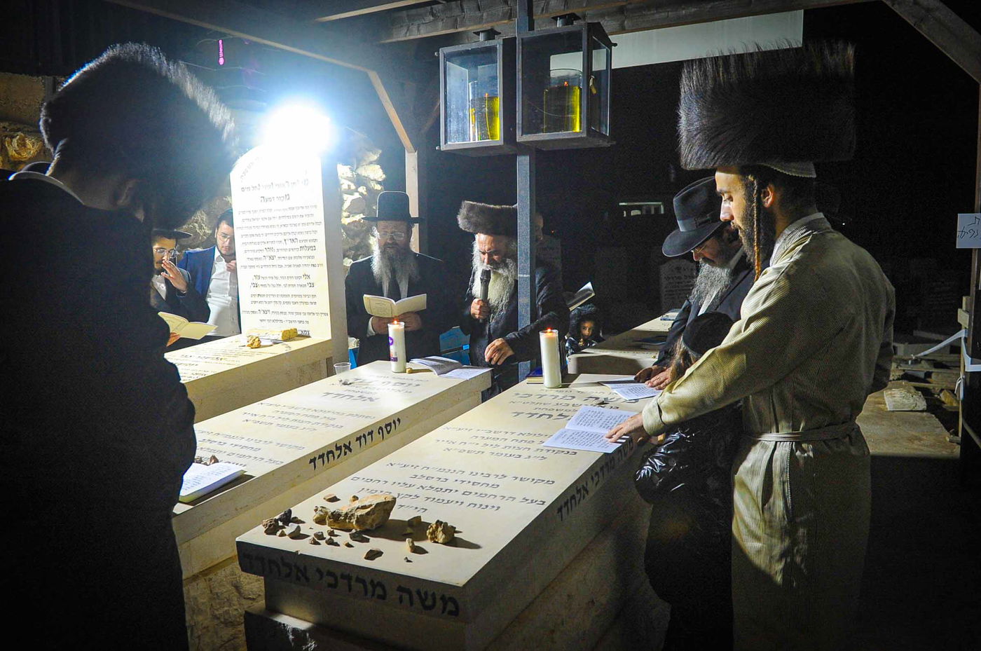 משפחת אלחדד בעליה לקבר בניהם במירון