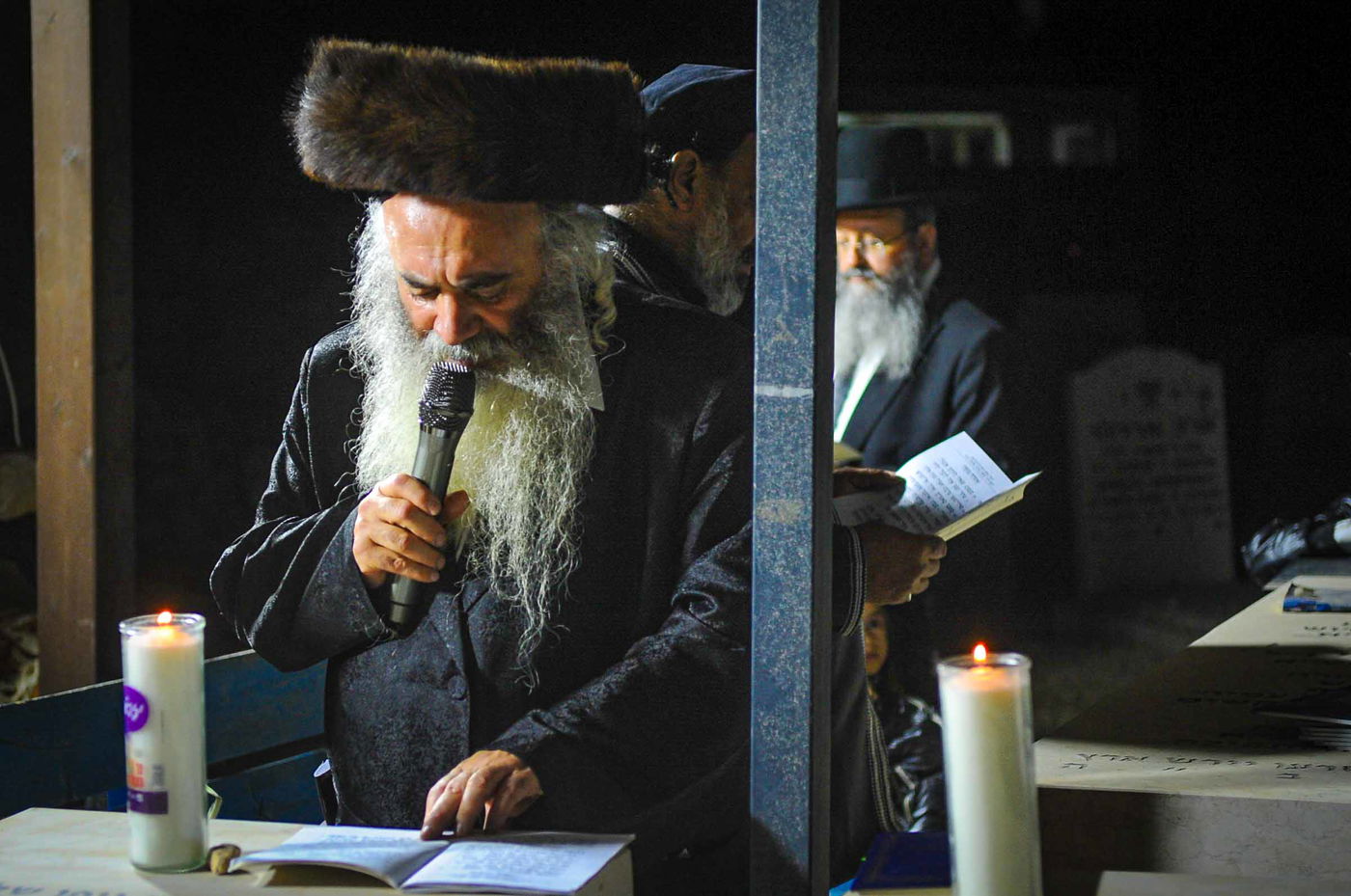 משפחת אלחדד בעליה לקבר בניהם במירון