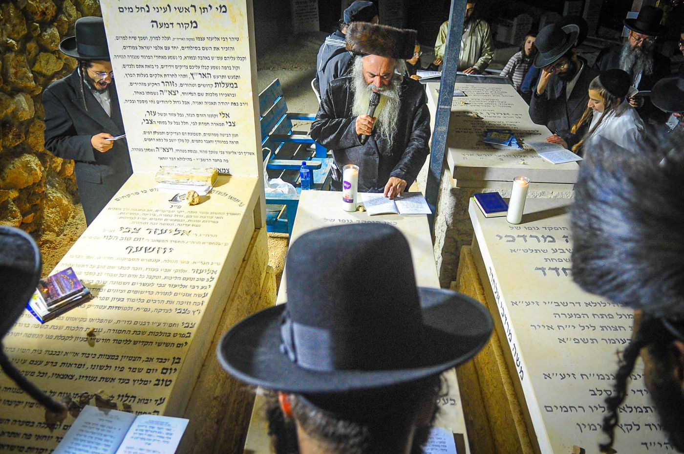 משפחת אלחדד בעליה לקבר בניהם במירון