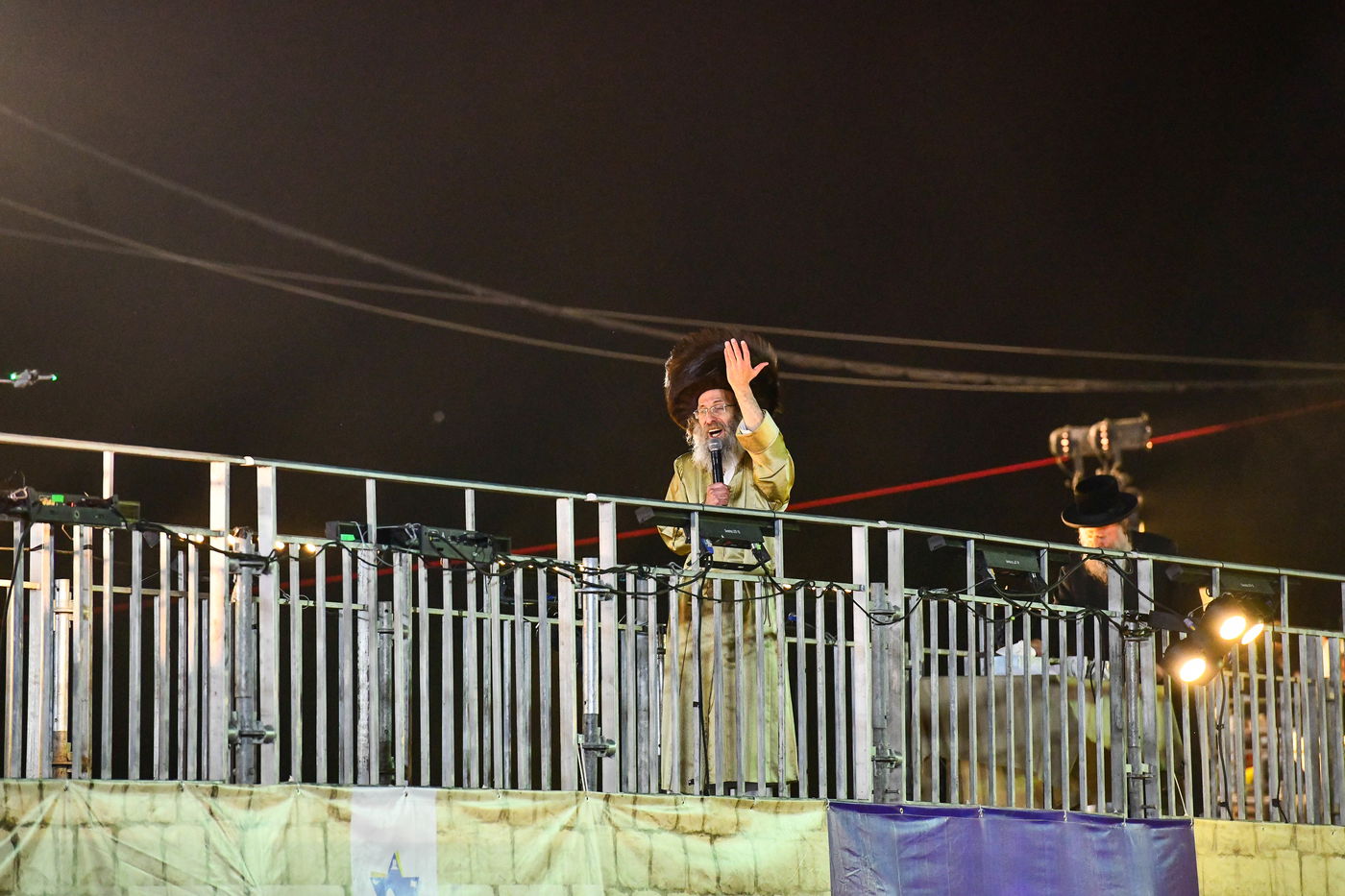 הרה"צ רבי אלימלך בידרמן בהדלקה ל"ג בעומר