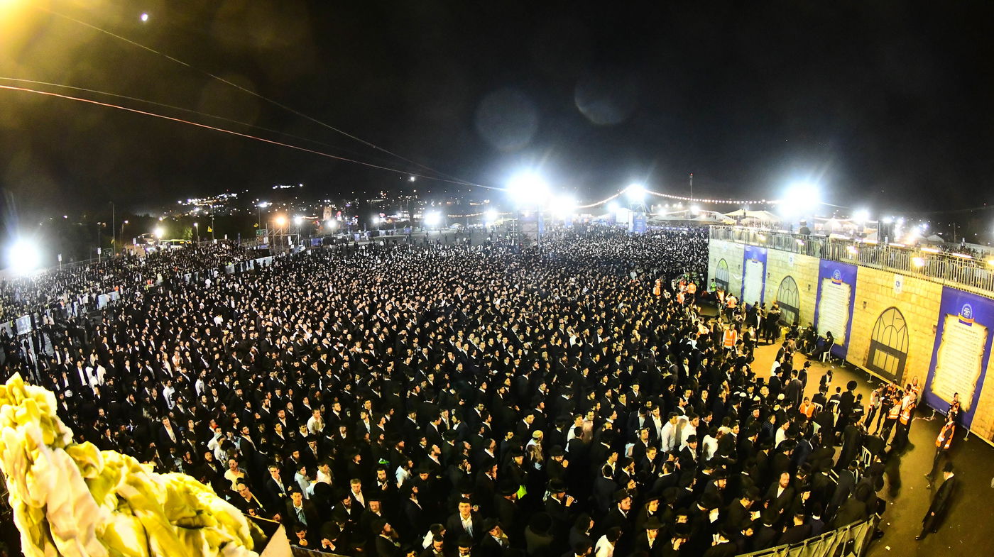 הרה"צ רבי אלימלך בידרמן בהדלקה ל"ג בעומר