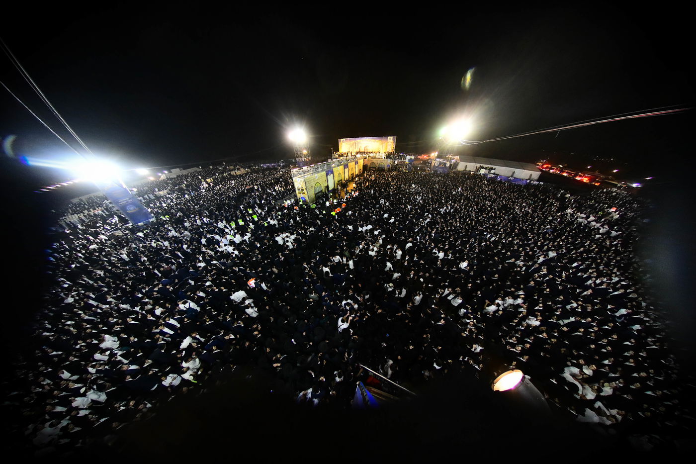 הרה"צ רבי אלימלך בידרמן בהדלקה ל"ג בעומר