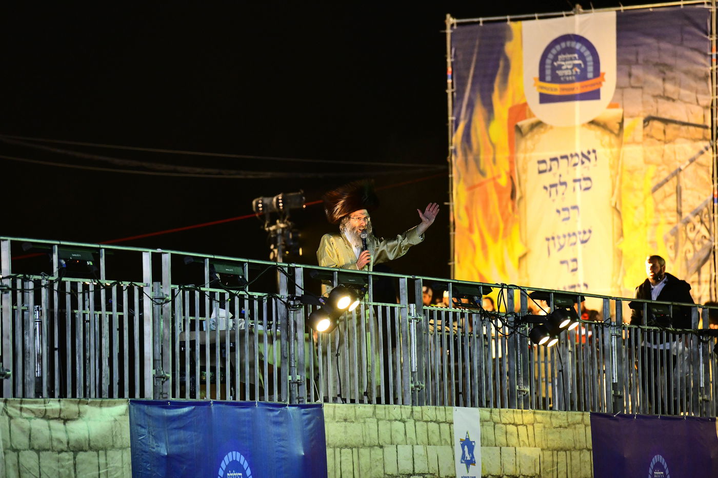 הרה"צ רבי אלימלך בידרמן בהדלקה ל"ג בעומר