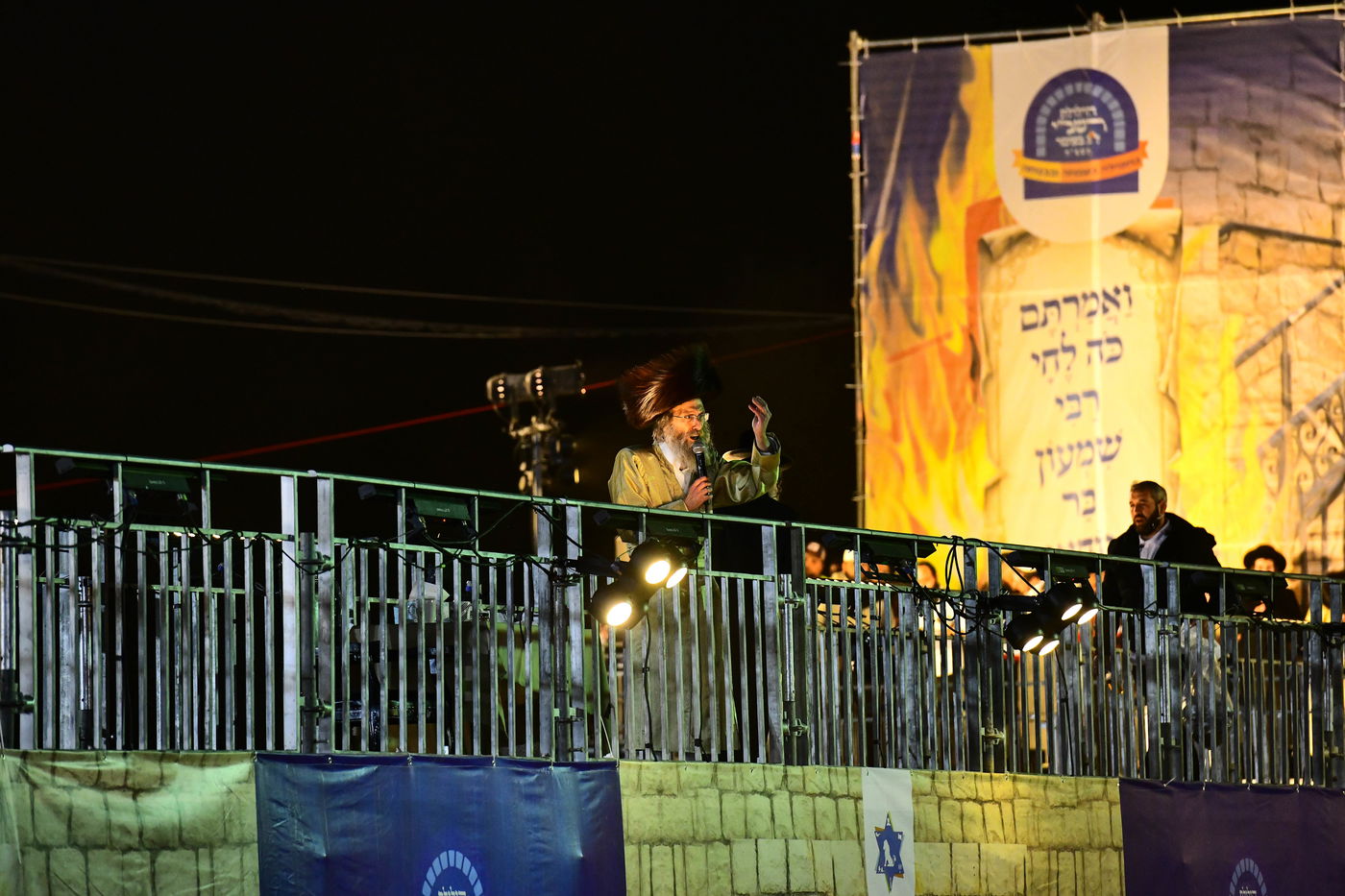 הרה"צ רבי אלימלך בידרמן בהדלקה ל"ג בעומר