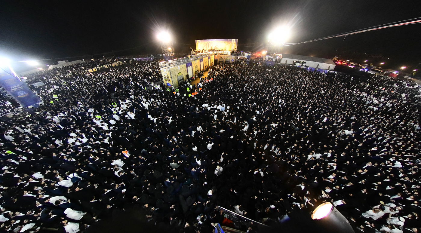 הרה"צ רבי אלימלך בידרמן בהדלקה ל"ג בעומר