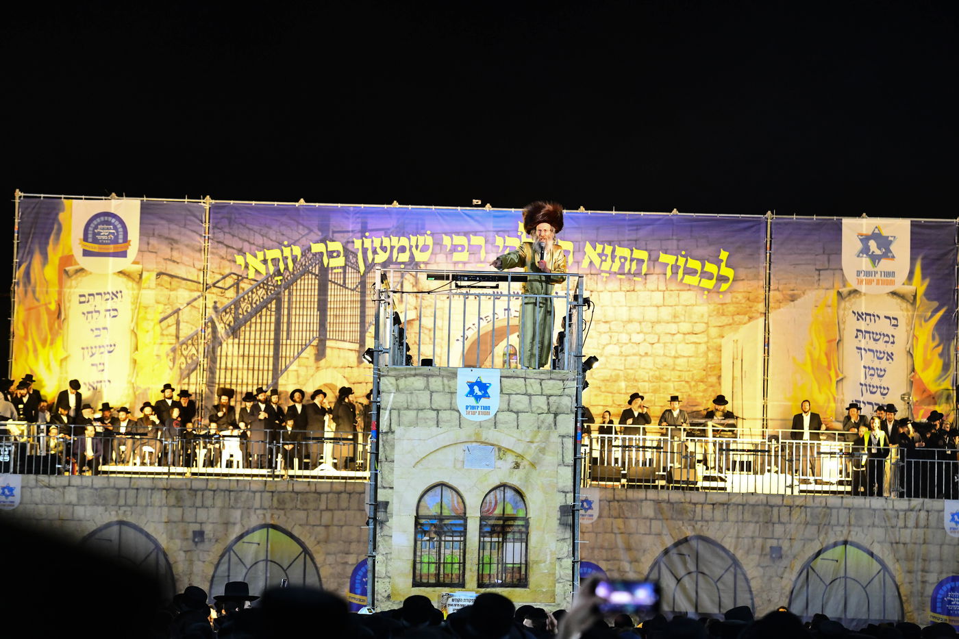 הרה"צ רבי אלימלך בידרמן בהדלקה ל"ג בעומר