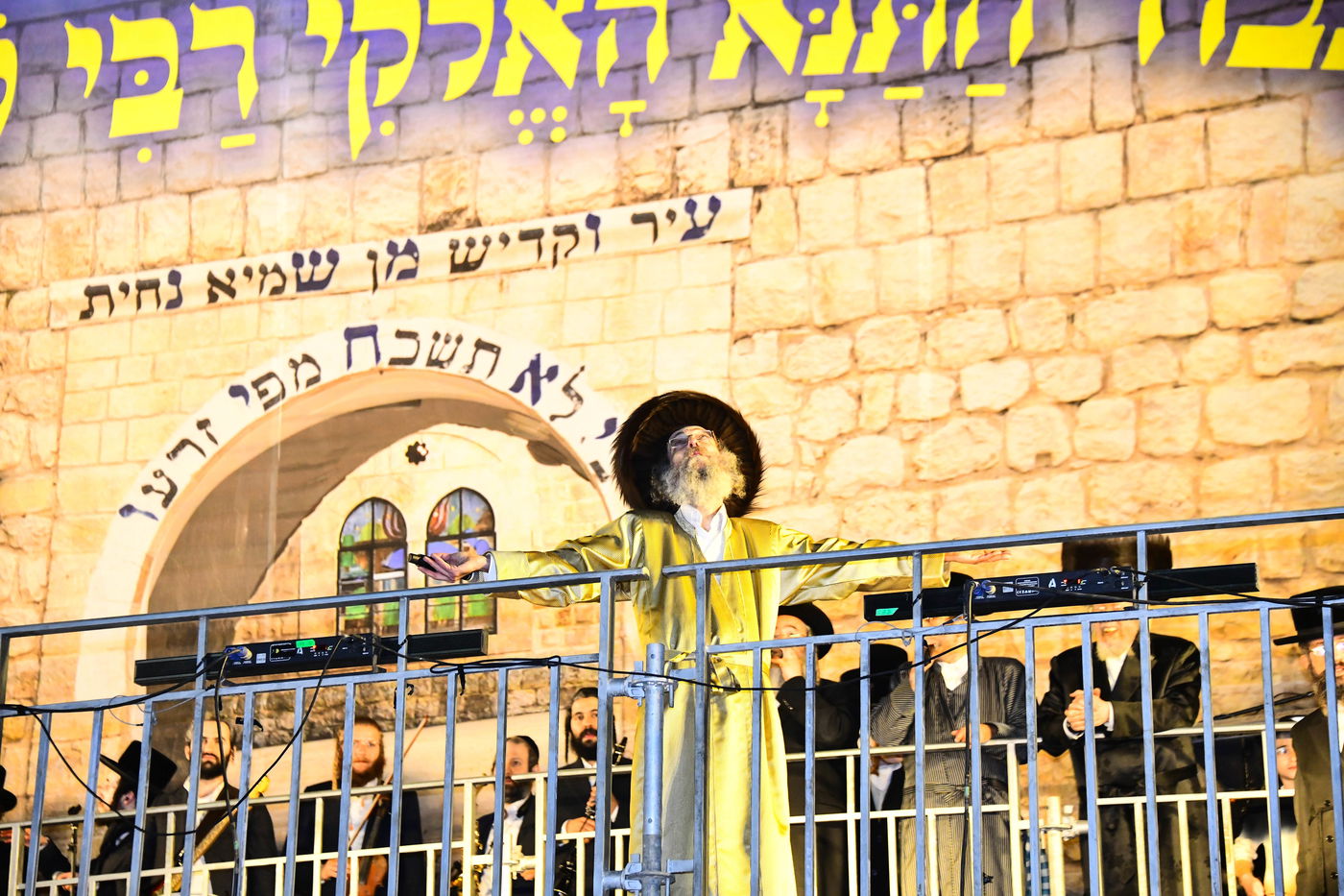 הרה"צ רבי אלימלך בידרמן בהדלקה ל"ג בעומר