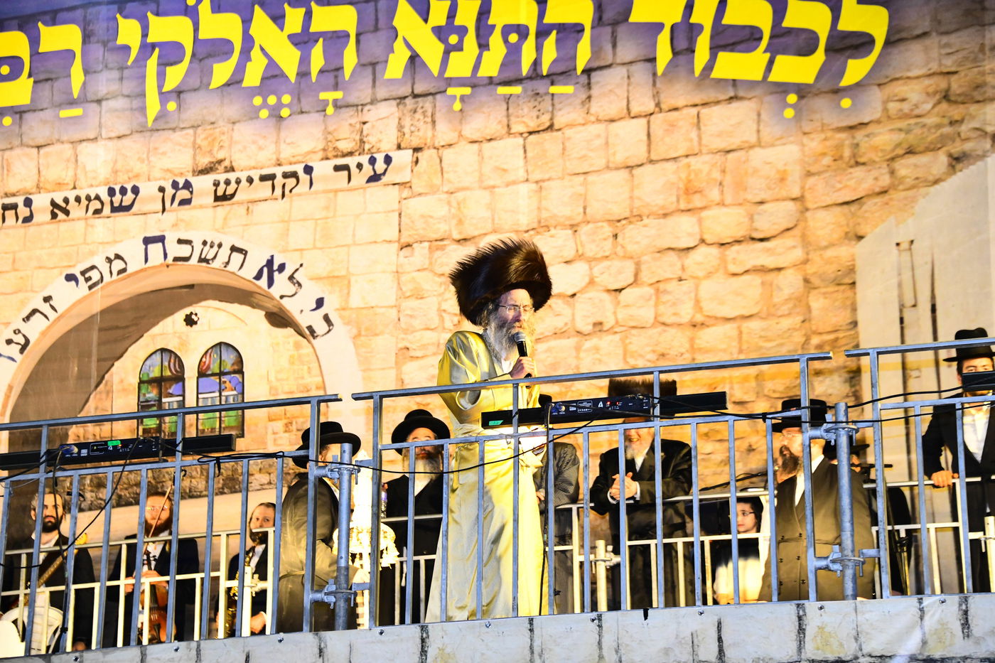 הרה"צ רבי אלימלך בידרמן בהדלקה ל"ג בעומר