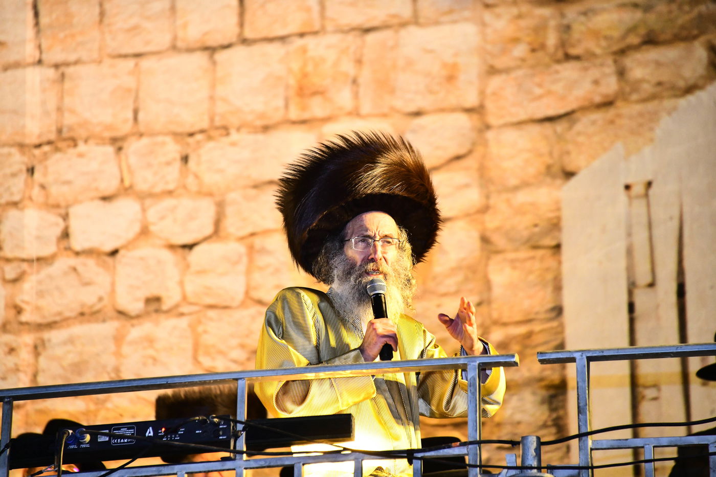 הרה"צ רבי אלימלך בידרמן בהדלקה ל"ג בעומר